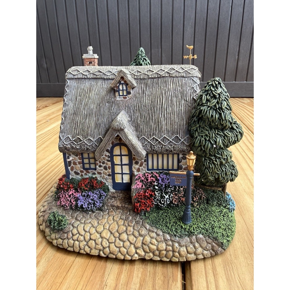 2002 Hawthorne Village Thomas Kinkade "Candlelight Books" Lighted House w/light